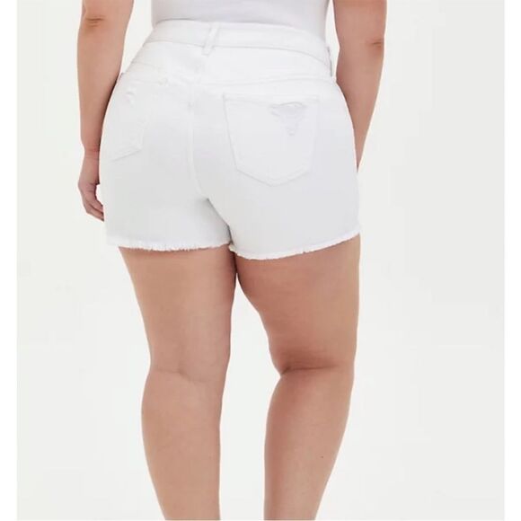 Torrid Size 18 Optic White Distressed Buttonfly Denim Jean Shorts NWT - Picture 4 of 8